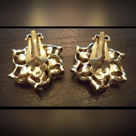 VINTAGE AB GREEN RHINESTONE FLOWER 1 1/8" CLIP EARRINGS EXCELLENT CONDITION - Picture 2 of 3